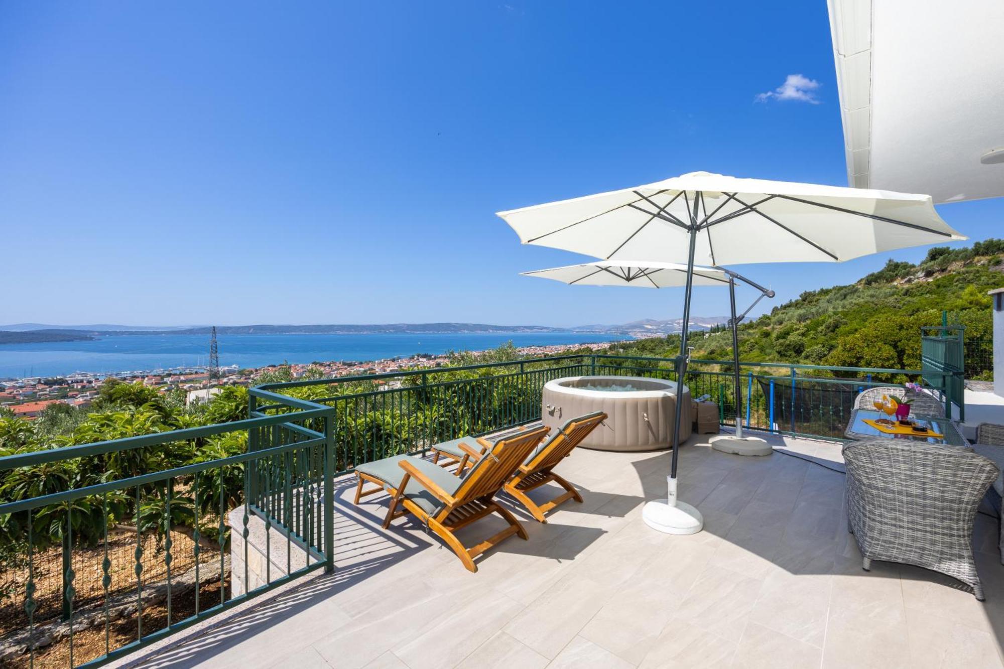 Private Villa Golden Hour With A View Of Split Area Kastel Sucurac Экстерьер фото